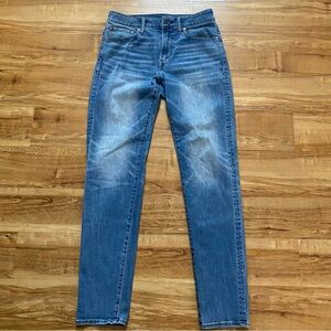 AEO Men’s 30x34 Athletic Fit AirFlex+ Temp Tech Blue Jeans Light Wash Whiskered